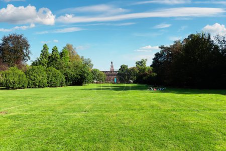 Téléchargez les photos : Grand parc de la ville de Milan, Italie. Parc de Sempione près du château de Sforzesco. - en image libre de droit
