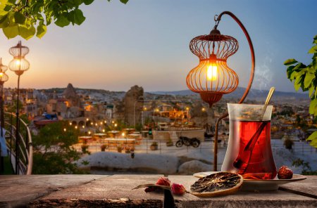 Foto de Vista de Capadocia y una taza de té turco - Imagen libre de derechos