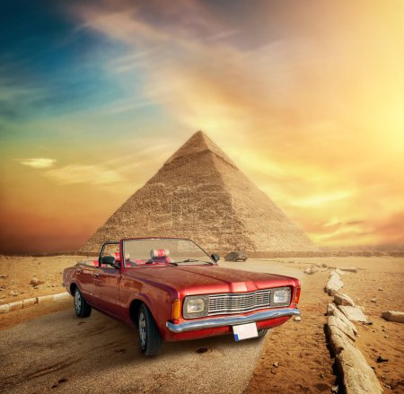 Foto de Coche en la carretera cerca de la Pirámide de Giza en Egipto - Imagen libre de derechos