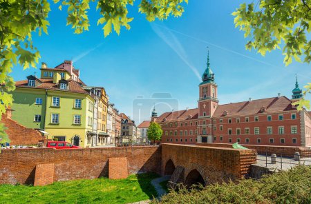 Téléchargez les photos : Le château royal de Varsovie est une résidence du château qui servait autrefois à travers les siècles comme résidence officielle des monarques polonais.. - en image libre de droit