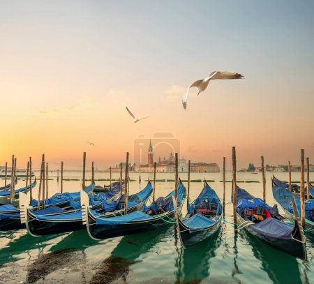 Téléchargez les photos : Gondolas et San Giorgio Maggiore île de Venise, Italie - en image libre de droit