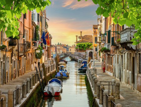 Foto de Canal en Venecia entre las casas antiguas - Imagen libre de derechos