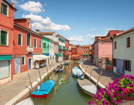 Foto de Barcos y casas de colores en verano Burano, Italia - Imagen libre de derechos