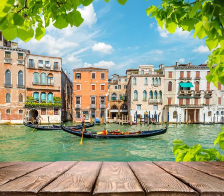 Canal de Venise entre les vieilles maisons
