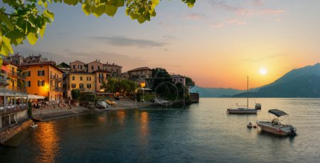 Téléchargez les photos : Varenna vue panoramique sur le coucher du soleil dans le lac de Côme, Italie - en image libre de droit