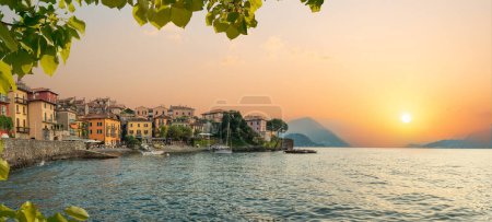 Foto de Varenna vista panorámica del atardecer en el lago Como, Italia - Imagen libre de derechos