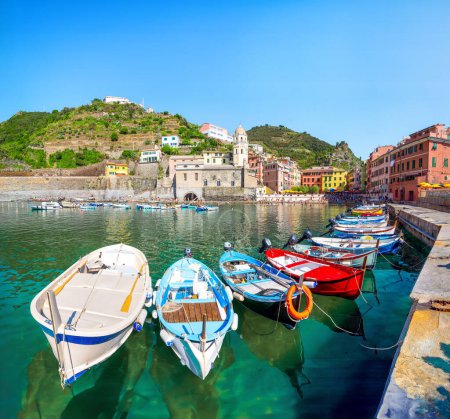 Téléchargez les photos : Vue de Vernazza en été, Cinque Terre, Ligurie, Italie - en image libre de droit