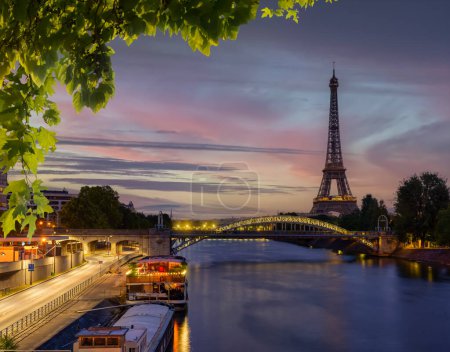 Foto de Paisaje urbano de París con vistas a la Torre Eiffel y Pont Rouelle en la madrugada, Francia - Imagen libre de derechos
