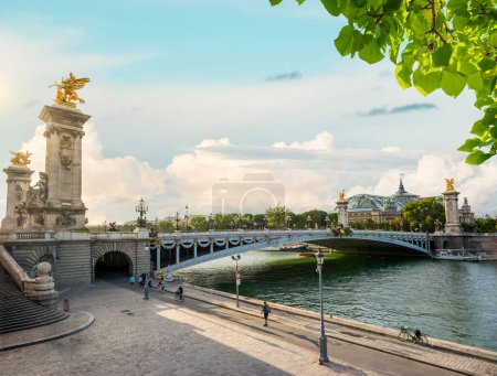 Téléchargez les photos : Vue du Pont Alexandre III à Paris, France - en image libre de droit