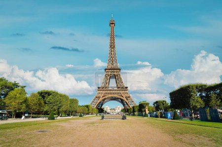 Foto de Vista de la Torre Eiffel desde el Campo de Marte en París, Francia - Imagen libre de derechos