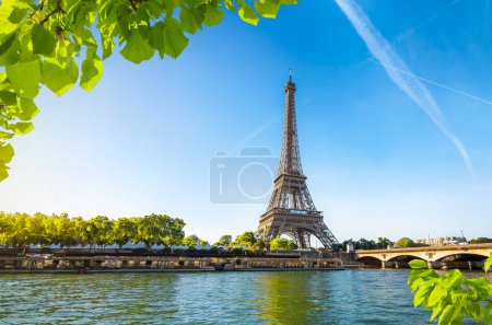 Foto de Sena en París con Torre Eiffel durante el día - Imagen libre de derechos