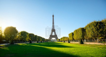 Foto de Vista de la Torre Eiffel desde el Campo de Marte en París, Francia - Imagen libre de derechos