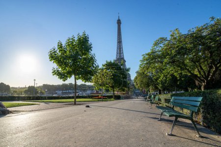 Téléchargez les photos : Matin ensoleillé et Tour Eiffel à Paris, France - en image libre de droit