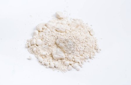 Calciumoxid CaO, gemeinhin als Quicklime oder Verbrannter Kalk bekannt. Auf weißem Hintergrund.