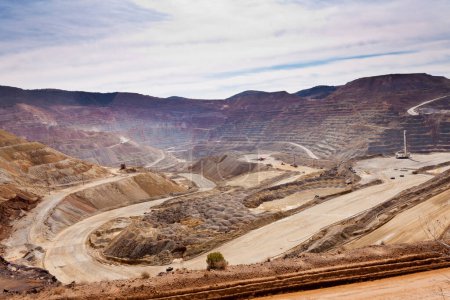 Enorme paisaje industrial polvoriento de la explotación minera de cobre a cielo abierto