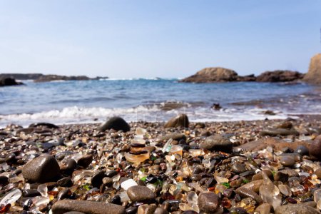 Téléchargez les photos : Pile de éclats de verre arrondis ou de verre de mer sur la plage de gravier de l'océan Pacifique à Fort Bragg, Californie, États-Unis - en image libre de droit