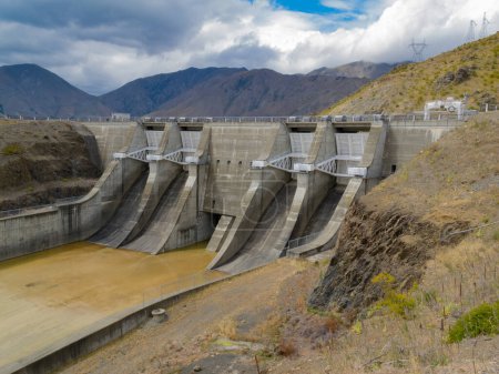 Téléchargez les photos : Centrale hydroélectrique à grande échelle construction d'un barrage en béton construction d'un déversoir au lac Benmore, île du Sud de la Nouvelle-Zélande - en image libre de droit