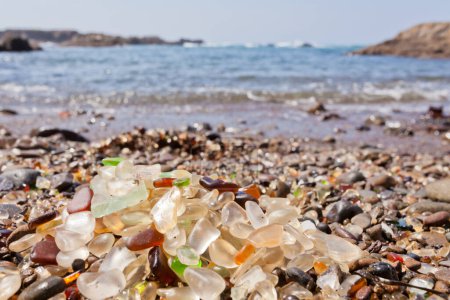 Téléchargez les photos : Pile de éclats de verre arrondis ou de verre de mer sur la plage de gravier de l'océan Pacifique à Fort Bragg, Californie, États-Unis - en image libre de droit