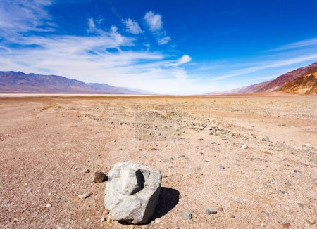 Téléchargez les photos : Badwater Basin of Panamint Valley point le plus bas sous le niveau de la mer du paysage désertique aride désolé de Death Valley dans le parc national de Death Valley, Californie, Californie, États-Unis - en image libre de droit