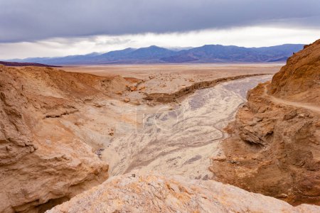 Téléchargez les photos : Ruisseau éphémère Arroyo écoulement rocheux dans le bassin Badwater de la vallée de la mort paysage désertique désolé, Death Valley National Park, Californie, CA, États-Unis - en image libre de droit