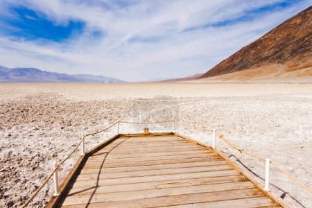 Téléchargez les photos : Badwater Basin public boardwalk lower point below sea level of Death Valley desolate desert landscape, Death Valley National Park, California, CA, USA - en image libre de droit
