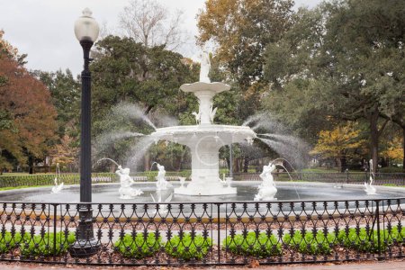 Foto de Forsyth Park Fuente famoso monumento de la historia de la arquitectura americana en el distrito histórico de la ciudad de Savannah, Georgia, EE.UU. - Imagen libre de derechos