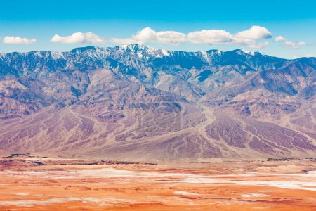Téléchargez les photos : Panamint Mountains with Telescope Peak à travers Badwater Basin of Death Valley paysage désertique épique vu de Dantes Point, Death Valley National Park, California, CA, USA - en image libre de droit
