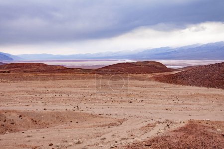 Téléchargez les photos : Nuages lourds sur le bassin Badwater de la vallée de la mort paysage désertique désolé, parc national de la vallée de la mort, Californie, Californie, États-Unis - en image libre de droit