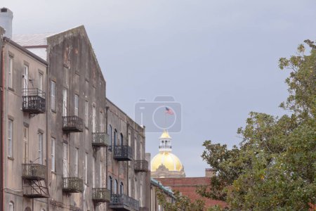 Téléchargez les photos : Bâtiments anciens d'East River Street et dôme doré de l'hôtel de ville de Savannah dans le quartier historique du centre-ville de Savannah, Géorgie, GA, États-Unis - en image libre de droit