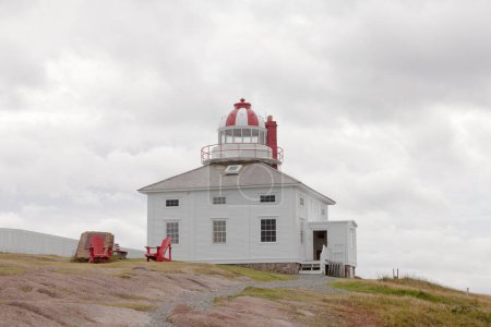 Foto de Antiguo museo del edificio del faro de madera en Cape Spear Lighthouse National Historic Site, el lugar más oriental de Canadá, Provincia de Terranova Labrador, NL, Canadá, CD - Imagen libre de derechos