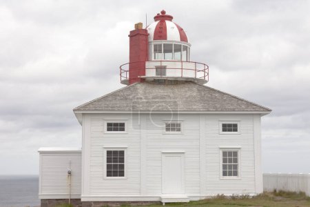 Téléchargez les photos : Beau bâtiment en bois du vieux phare du musée au lieu historique national du Phare-du-Cap-Spear, endroit le plus à l'est du Canada, province de l'Atlantique de Terre-Neuve Labrador, T.-N.-L., Canada, CD - en image libre de droit