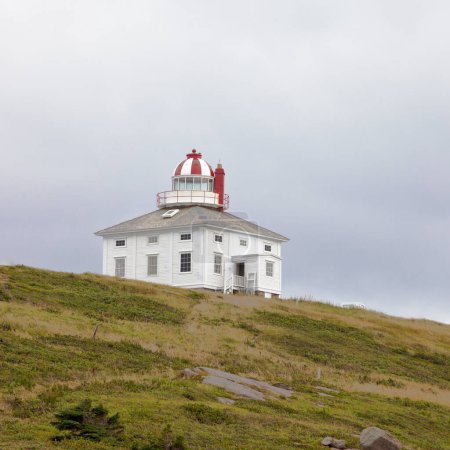 Foto de Antiguo faro del museo en Cape Spear Lighthouse National Historic Site, el lugar más oriental de Canadá, Provincia de Terranova Labrador, NL, Canadá, CD - Imagen libre de derechos