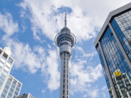 Foto de Auckland Sky Tower el edificio más alto del hemisferio sur visto entre los edificios de oficinas de gran altura en Auckland, Nueva Zelanda, Nueva Zelanda - Imagen libre de derechos