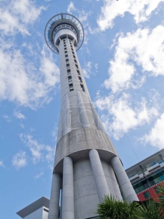 Foto de AUCKLAND, Nueva Zelanda, 16 de abril de 2012: Auckland Sky Tower, el edificio más alto del hemisferio sur, mide 328 metros de altura, el 16 de abril de 2012 en Auckland, Nueva Zelanda - Imagen libre de derechos