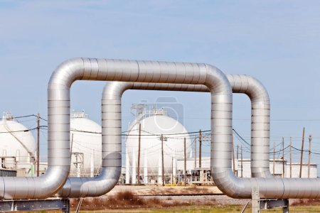 Téléchargez les photos : Pipelines et réservoirs sphériques de stockage de pétrole et de gaz usine de raffinerie pétrochimique au Texas, États-Unis - en image libre de droit