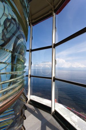 Foto de Vista al océano Atlántico y lente de fresnel de vidrio del faro L 'anse Amour en el estrecho de Belle Isle, Terranova / Labrador, NL, Canadá - Imagen libre de derechos