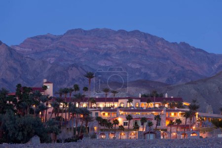 Foto de PARQUE NACIONAL DEL VALLE DE LA MUERTE, EE.UU. - 14 DE MARZO DE 2015: Furnace Creek Resort hotel de lujo en el Parque Nacional Death Valley de California, EE.UU. el 14 de marzo de 2015 - Imagen libre de derechos