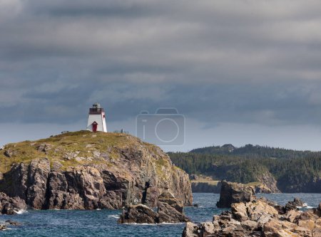 Foto de Trinity Harbour Lighthouse on rocky Fort Admirals Point on Bonavista Peninsula, Newfoundland, NL, Canada - Imagen libre de derechos