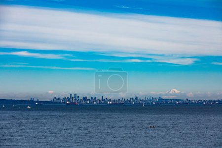 Foto de Vancouver City en la costa occidental del Océano Pacífico canadiense con petroleros anclados en el puerto y el Monte Baker en la lejana distancia que sigue el horizonte urbano, Biritish Columbia, BC, Canadá - Imagen libre de derechos