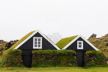 Historische Bauernhäuser mit maßgeschneiderter Rasenrasendacharchitektur in Hellissandur, Island, IS, Europa