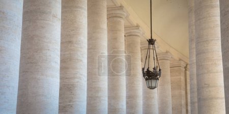 Foto de Plaza de San Pedro en la Ciudad del Vaticano, Roma, está bordeada por dos lados por columnatas semicirculares hechas por Bernini. - Imagen libre de derechos