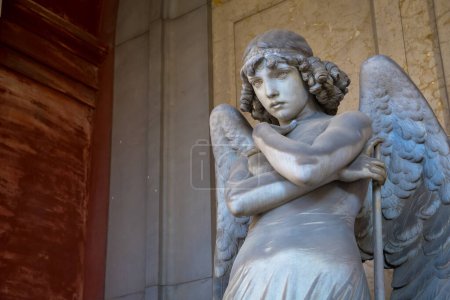 Téléchargez les photos : GENOA, ITALIE - CIRCA AOÛT 2020 : Sculpture d'ange de Giulio Monteverde pour le monument de la famille Oneto au cimetière de Staglieno, Gênes - Italie (1882) - en image libre de droit