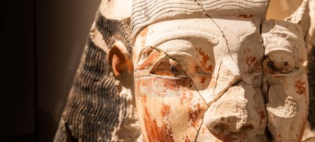 Téléchargez les photos : Turin, Italie - Vers janvier 2022 : archéologie des statues de grès au Musée égyptien - 1190 av.. - en image libre de droit