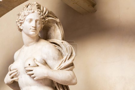 Foto de Florencia, Italia - alrededor de julio de 2021. Estatua de mujer desnuda sensual. Figura de belleza hecha de piedra. - Imagen libre de derechos