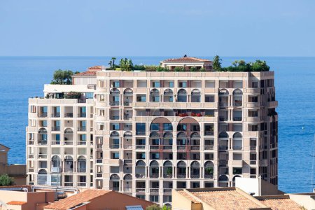 Foto de Monte Carlo, Mónaco - agosto 2022: detalle del edificio residencial de lujo - Imagen libre de derechos