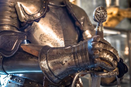 Foto de Detalle de una armadura de caballero de la Edad Media - Siglo XV. Concepto de seguridad, seguridad y protección. - Imagen libre de derechos