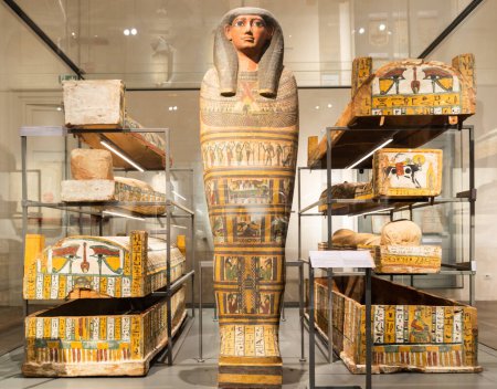 Foto de Turín, Italia - junio de 2022: Museo Egipcio, la sala de momias Three Systers, 772 - 664 a.C. Arqueología egipcia, sarchophagus. - Imagen libre de derechos