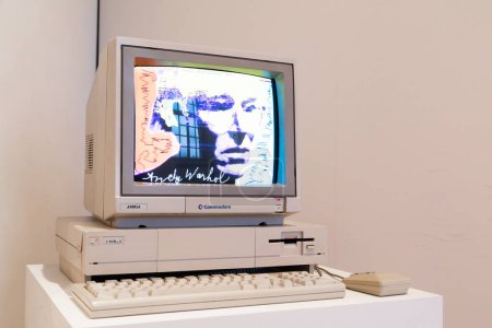 Foto de Venaria Reale, Italia - Octubre 2022: Ordenador Commodore Amiga 1000 con disquete, ratón, beige - Imagen libre de derechos