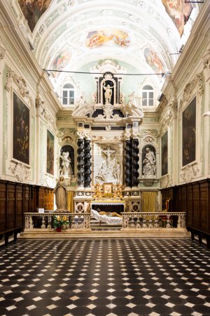 Foto de Ventimiglia, Italia - agosto 2022: el interior de la iglesia barroca del Oratorio dei Neri con la estatua de Jesucristo - Imagen libre de derechos