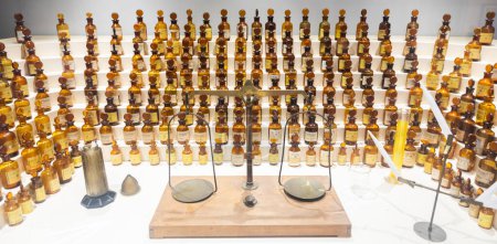 Téléchargez les photos : Grasse, France - Août 2022 : collection de parfums anciens en laboratoire avec équilibre vintage - en image libre de droit